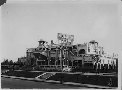 El edificio donde funcionaba la cervecería Munich, diseñado por el arquitecto húngaro Andrés Kálnay y construido en 1927
