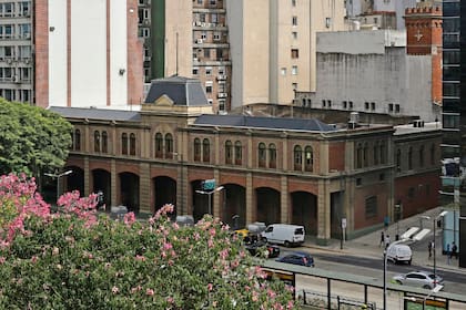 El edificio protegido como patrimonio histórico, en Alem y Tres Sargentos