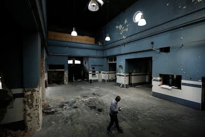 El interior del edificio donde funcionaba la caballeriza presenta signos de deterioro; desde abril comenzará la restauración