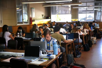 El edificio educativo de la Universidad del Sur (UNS) está operativo, pero se perdieron entre 50.000 y 70.000 libros y tesis de la biblioteca
