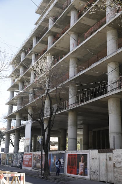 El edificio en construcción del Banco Nación en Hipólito Yrigoyen y Saavedra que quedó abandonado y ahora retoma las obras