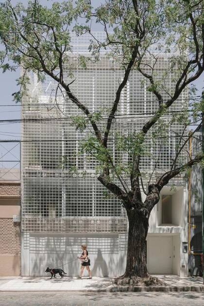 El edificio en Virrey Olaguer y Feliú 3136 agrupa cuatro viviendas y un estudio organizados en dos bloques divididos por un patio. 