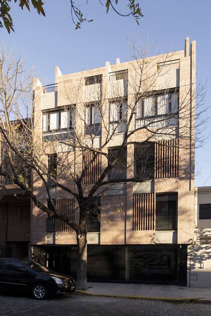 El edificio en Virrey Olaguer y Feliú 3179 se organiza en tres bloques que se alternan con pdos atios.