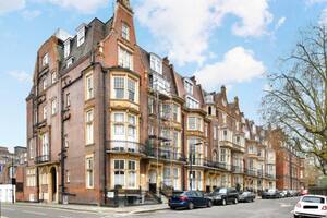 El departamento más chico de Londres, a la venta: 13 metros cuadrados y la cama al lado del horno