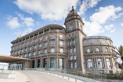 El edificio es un emblema de la belle epoque uruguaya y Patrimonio Histórico Nacional.