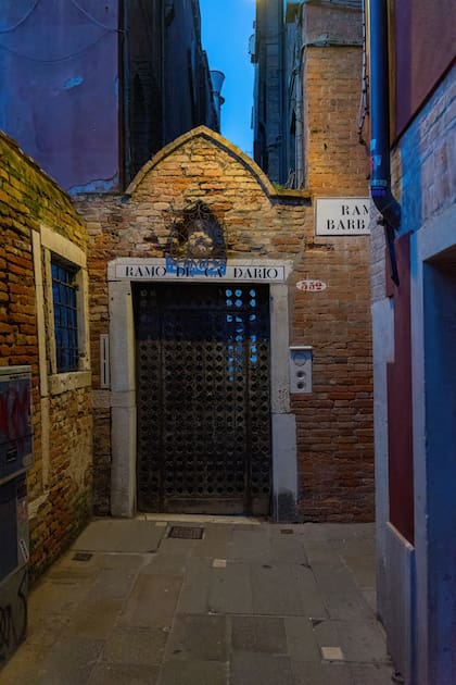 El edificio está cerca de la Basílica de Santa María de la Salud