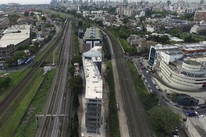 El edificio está construido entre dos líneas de tren, lo que dificulta su peatonal