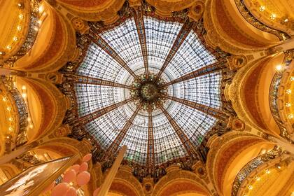 El edificio está coronado por una cúpula de estilo art nouveau, de 43 metros de altura