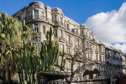 El edificio está en Av. Caseros 410 / 490.