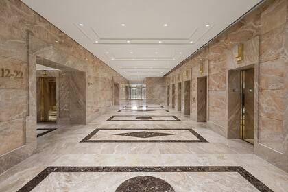 El edificio está hecho con piedra caliza en su base, que le da un carácter monumental y duradero, y cuenta con 36 ascensores que garantizan una circulación eficiente en sus 63 pisos