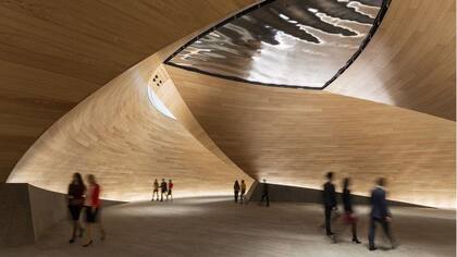 El edificio está lleno de arte. Hay obras de la española Cristina Iglesias, el venezolano Arturo Herrera y el danés Olafur Eliasson (como la de esta imagen)