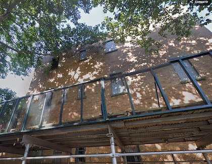 El edificio está siendo construido en el 1546 de East New York Avenue