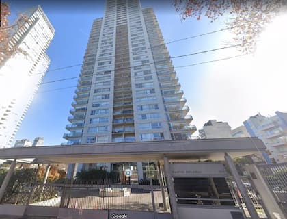 El edificio está ubicado sobre la avenida Juan B. Justo