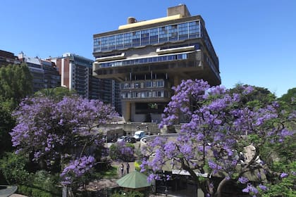 El edificio fue diseñado por Clorindo Testa junto a Alicia Cazzaniga y Francisco Bullrich