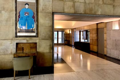 El Edificio Kavanagh fue el primer rascacielos de lujo. Adelantado en su época, ya en la década del 30 contaba con aire acondicionado central para sus más de cien unidades y ostentaba un estilo aristocrático.