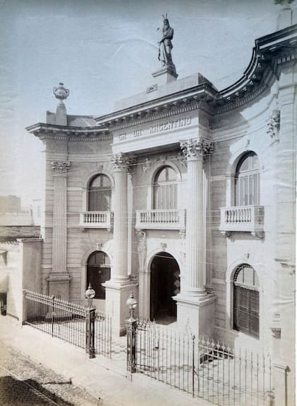 El edificio más antiguo en pie en Buenos Aires. Fue inaugurado el 3 de marzo de 1872, y está en Tte. Gral. Perón 1242. El proyecto fue obra del Ing. Carlos E. Pellegrini, masón de origen francés, llegado al Río de la Plata durante la presidencia de Bernardino Rivadavia y padre de quien fuera presidente.