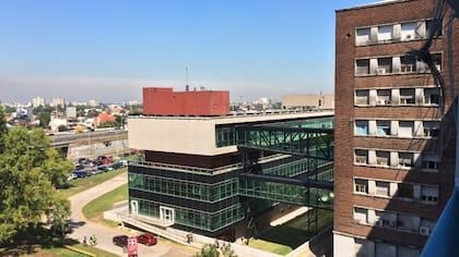 El edificio nuevo del Hospital Posadas, junto a parte del histórico
