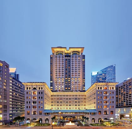 El edificio original del hotel fue ampliado en 1994 con el agregado de una torre de 30 pisos.