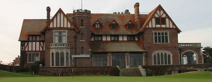 El edificio palaciego estilo Tudor, sede del Mar del Plata Golf Club, se inauguró en 1926 y fue diseñada por los arquitectos Héctor Calvo, Arnold Jacobs y Rafael Giménez