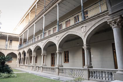 El edificio principal de la institución está revocado en piedra París.