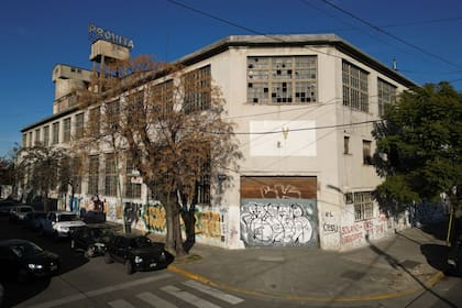 El edificio Provita está ubicado en la esquina de Barragán y Francisco de Viedma, a pocos metros del cruce de vías del Sarmiento