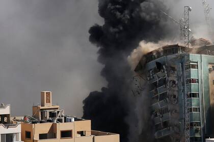 El edificio que alberga las oficinas de The Associated Press y otros medios de comunicación en la ciudad de Gaza, se derrumbó ayer después de ser blanco de un ataque aéreo israelí 