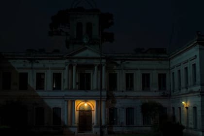 El edificio, que hoy pertenece a la Universidad de La Plata, es en la ficción un instituto para niños de la calle llamado Hogar de la Luz