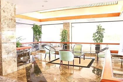 El edificio que se derrumbó contaba con estacionamiento, spa, pileta y acceso a un muelle privado