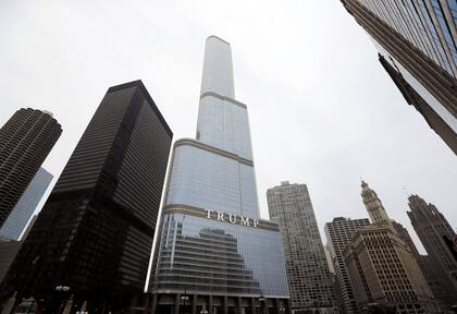 El edificio se asienta sobre el río Chicago.
