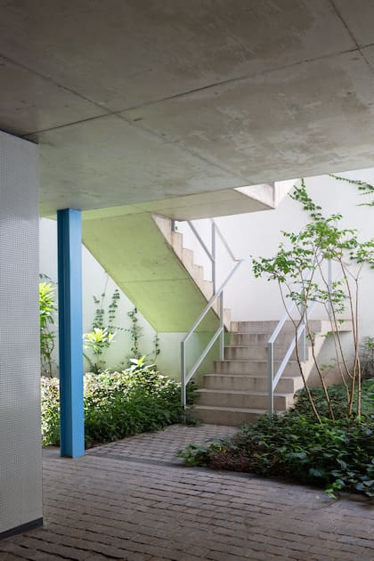 El edificio se caracteriza por su estructura de hormigón, con losas y mampostería pintadas de blanco, lo que le confiere una apariencia robusta y moderna