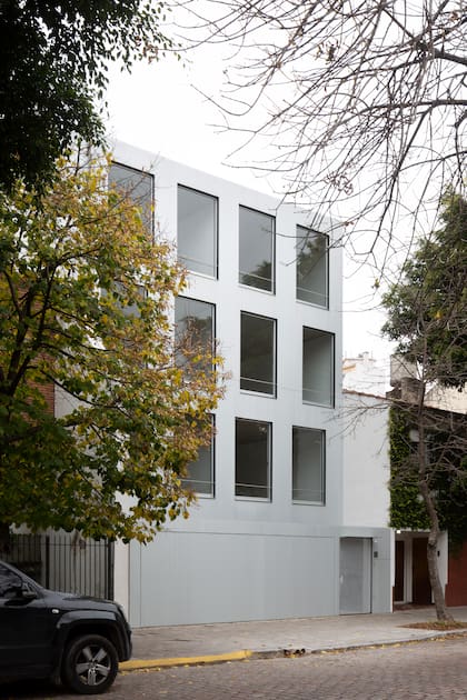 El edificio se destaca en la cuadra de esta zona residencial por su simpleza