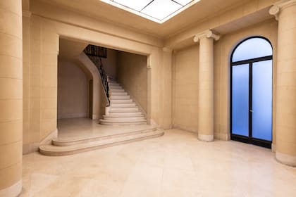 El edificio se encuentra en la calle Posadas, frente a la Plaza Rodríguez Peña