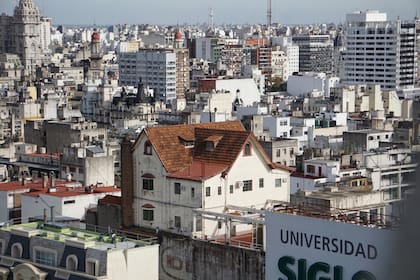 El edificio se vende en su totalidad, los nueve pisos más el chalet superior