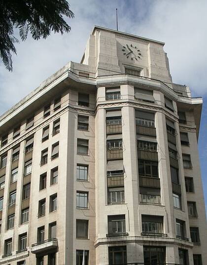 El edificio Shell, en Diagonal Norte. A pesar de que fue cambiando de dueños, Selvaggi nunca descuidó su reloj.