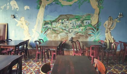 El edificio sigue perteneciendo a la misma familia y el bisnieto del dueño, Jean Charles Sin, vive en el hotel junto a su mujer y a su hijo.