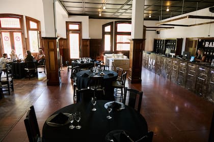 El edificio social fue pensado con una lógica clara: separar lo social de lo deportivo y abrir todo lo posible la vista al río Luján