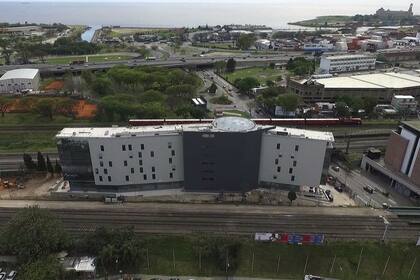 El edificio tiene 10 metros de ancho por 100 de largo