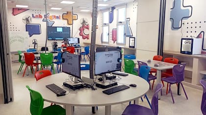 El edificio tiene 3000 metros cuadrados, 17 aulas, salón de usos múltiples, comedor y bibliotecas.