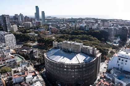 El edificio tiene dos volúmenes bien diferenciados: por un lado, el de oficinas y actividades sociales y, por otro, la estación de servicio y talleres