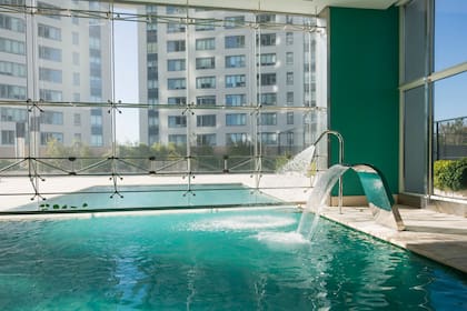 El edificio tiene pileta cubierta climatizada