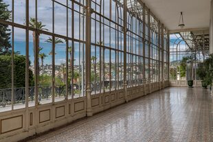 El edificio tiene un salón de baile y reuniones