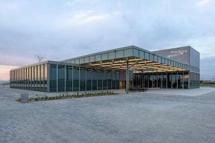 El edificio transparente, con tres cuerpos, sin entrada principal, sin vestíbulo y sin nombre en su fachada, solo las coordenadas geográficas