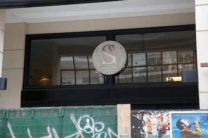 El edificio, ubicado en Acoyte y Rivadavia, permanece cerrado hace 13 años