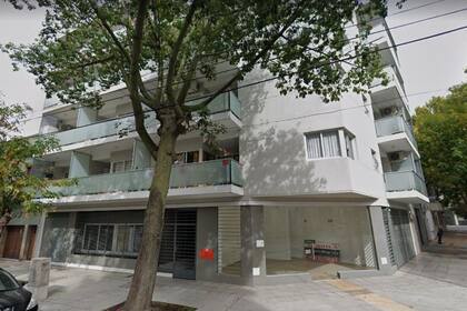 El edificio, ubicado en el barrio de Nueva Pompeya, en el que Pilar Lucía Riesco murió al caer del balcón.