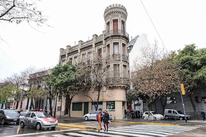 El edificio ubicado en la esquina de Wenceslao Villafañe y Brown se proyectó en 1915 y terminó de construirse en 1923