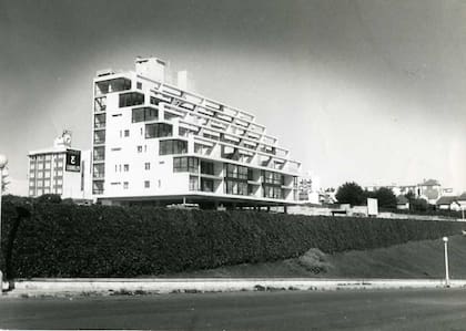 El edificio, ya inaugurado, en la década de 1960