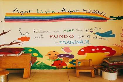 El edifico de una planta es muy colorido, lleno de dibujos y de pinturas realizados por los mismos alumnos que le dan muchísima vida