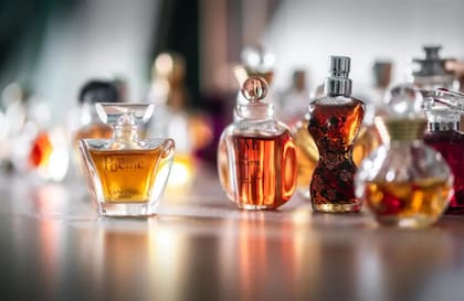 El EDP, al poseer mayor grado de aceites esenciales, es más duradero e intenso que el EDT