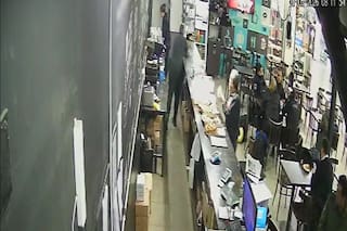 Detuvieron a un policía que fue filmado robando un celular en un bar de la Terminal de Ómnibus de Rosario