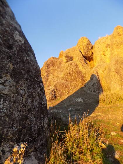 El efecto que genera la sombra del gran falo sobre la cueva, en el solsticio de invierno